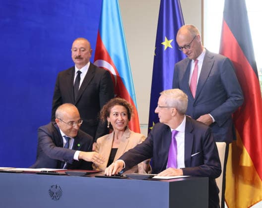 BK und Aserbaidschan 21.07.2026, Germany, Berlin, Berlin, Bundeskanzleramt, Begrüßung des Präsidenten der Republik Aserbaidschan, Ilham Alijew, durch Bundeskanzler Friedrich Merz, Pressekonferenz, Vertragsunterzeichnug, Öl, Gas, Lieferung, Mikayil Jabbarov, Wirtschaftsminister Aserbaidschan, Nargis Wieck Geschaeftsführerin AHK Baku, Michael Harm Geschäftsführer Ostausschuss, Berlin Berlin Germany *** Federal Chancellery and Azerbaijan, July 21, 2026, Germany, Berlin, Berlin, Federal Chancellery, Welcome for the President of the Republic of Azerbaijan, Ilham Aliyev, by Federal Chancellor Friedrich Merz, press conference, signing of the agreement, oil, gas, supply, Mikayil Jabbarov, Minister of Economy of Azerbaijan, Nargis Wieck, Managin