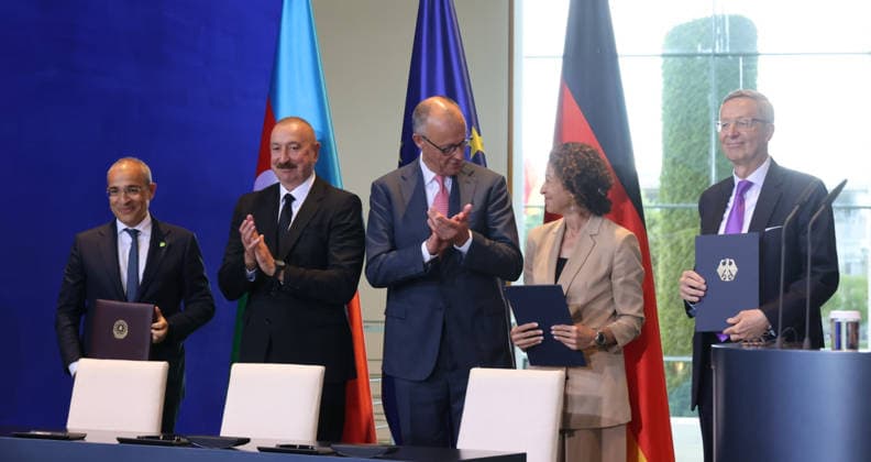 BK und Aserbaidschan 21.07.2026, Germany, Berlin, Berlin, Bundeskanzleramt, Begrüßung des Präsidenten der Republik Aserbaidschan, Ilham Alijew, durch Bundeskanzler Friedrich Merz, Pressekonferenz, Vertragsunterzeichnug, Öl, Gas, Lieferung, Mikayil Jabbarov, Wirtschaftsminister Aserbaidschan, Nargis Wieck Geschaeftsführerin AHK Baku, Michael Harm Geschäftsführer Ostausschuss, Berlin Berlin Germany *** Federal Chancellery and Azerbaijan, July 21, 2026, Germany, Berlin, Berlin, Federal Chancellery, Welcome for the President of the Republic of Azerbaijan, Ilham Aliyev, by Federal Chancellor Friedrich Merz, press conference, signing of the agreement, oil, gas, supply, Mikayil Jabbarov, Minister of Economy of Azerbaijan, Nargis Wieck, Managin