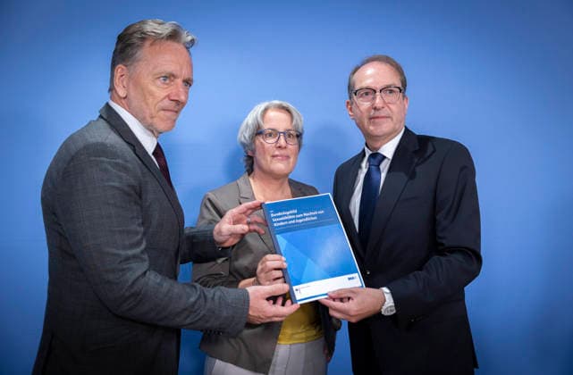 (L-R) Holger Muench, Praesident des Bundeskriminalamtes (BKA), Kerstin Claus, Unabhaengige Bundesbeauftragte gegen sexuellen Missbrauch von Kindern und Jugendlichen (UBSKM) und Alexander Dobrindt, Bundesministerium des Innern, aufgenommen im Rahmen einer Bundespressekonferenz zum Bundeslagebild Sexualdelikte zum Nachteil von Kindern und Jugendlichen 2025 in Berlin, 21.07.2026 Berlin Deutschland *** L R Holger Muench, President of the Federal Criminal Police Office (BKA), Kerstin Claus, Independent Federal Commissioner Against Sexual Abuse of Children and Adolescents (UBSKM), and Alexander Dobrindt, Federal Ministry of the Interior, photographed during a federal press conference on the 2025 Federal Report on Sexual Offenses Against Children Copyright: xYonaxElsnerx