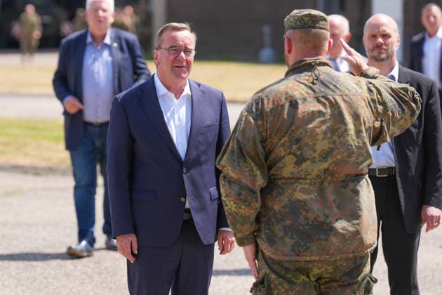 21.07.2026, xydrx, Besuch des Bundesminister der Verteidigung beim Versorgungsbataillon 7 der Bundeswehr, Glückauf-Kaserne Unna: Boris Pistorius (Bundesministerium der Verteidigung) steht vor einem salutierendem Soldaten *** July 21, 2026, xydrx, Visit by the Federal Minister of Defense to Supply Battalion 7 of the Bundeswehr, Glückauf Barracks, Unna: Boris Pistorius of the Federal Ministry of Defense stands in front of a soldier at attention Copyright: HMBxMedia YannisxDreimann