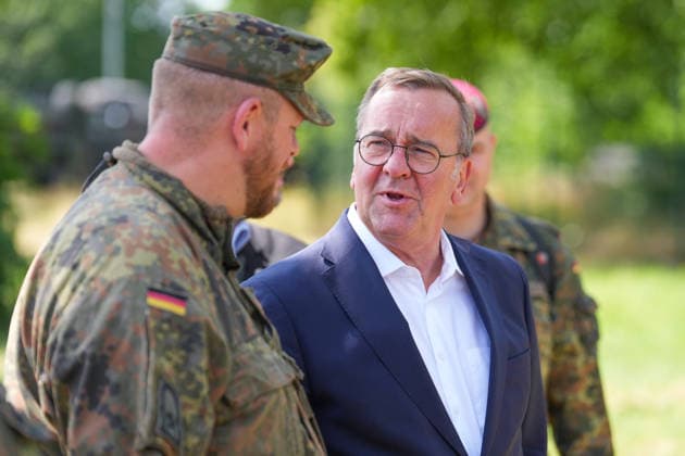 21.07.2026, xydrx, Besuch des Bundesminister der Verteidigung beim Versorgungsbataillon 7 der Bundeswehr, Glückauf-Kaserne Unna: Boris Pistorius (Bundesministerium der Verteidigung) im Gespräch mit einem Soldaten *** July 21, 2026, xydrx, Visit by the Federal Minister of Defense to the Bundeswehr’s 7th Supply Battalion, Glückauf Barracks, Unna Boris Pistorius, Federal Ministry of Defense, talking with a soldier Copyright: HMBxMedia YannisxDreimann