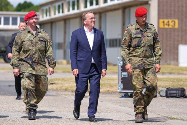 21.07.2026, xydrx, Besuch des Bundesminister der Verteidigung beim Versorgungsbataillon 7 der Bundeswehr, Glückauf-Kaserne Unna: Boris Pistorius (Bundesministerium der Verteidigung) in begleitung von Soldaten *** July 21, 2026, xydrx, Visit by the Federal Minister of Defense to Supply Battalion 7 of the Bundeswehr, Glückauf Barracks, Unna; Boris Pistorius, Federal Ministry of Defense, accompanied by soldiers Copyright: HMBxMedia YannisxDreimann
