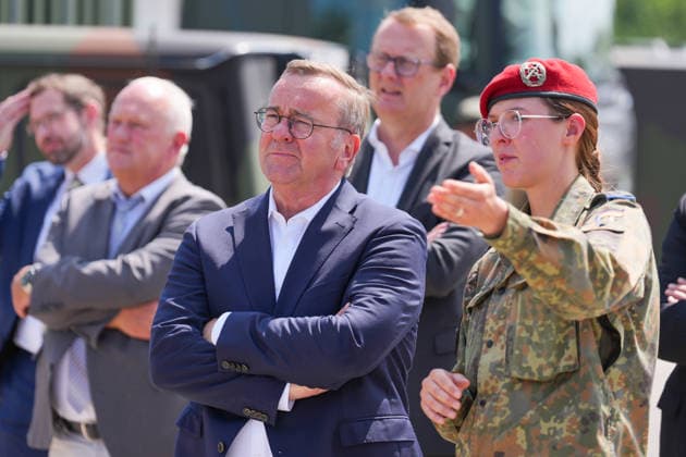 21.07.2026, xydrx, Besuch des Bundesminister der Verteidigung beim Versorgungsbataillon 7 der Bundeswehr, Glückauf-Kaserne Unna: Boris Pistorius (Bundesministerium der Verteidigung) im Gespräch mit einem Soldatin *** July 21, 2026, xydrx, Visit by the Federal Minister of Defense to the Bundeswehr’s 7th Supply Battalion, Glückauf Barracks, Unna Boris Pistorius, Federal Ministry of Defense, talking with a female soldier Copyright: HMBxMedia YannisxDreimann