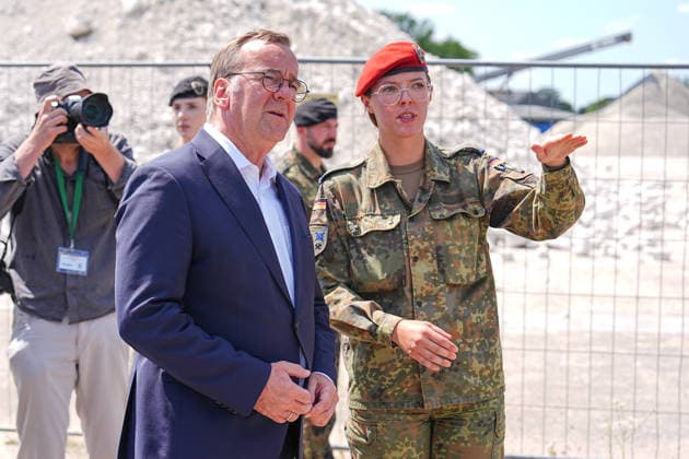 21.07.2026, xydrx, Besuch des Bundesminister der Verteidigung beim Versorgungsbataillon 7 der Bundeswehr, Glückauf-Kaserne Unna: Boris Pistorius (Bundesministerium der Verteidigung) im Gespräch mit einer Soldatin *** July 21, 2026, xydrx, Visit by the Federal Minister of Defense to the Bundeswehr’s 7th Supply Battalion, Glückauf Barracks, Unna Boris Pistorius, Federal Ministry of Defense, talking with a female soldier Copyright: HMBxMedia YannisxDreimann