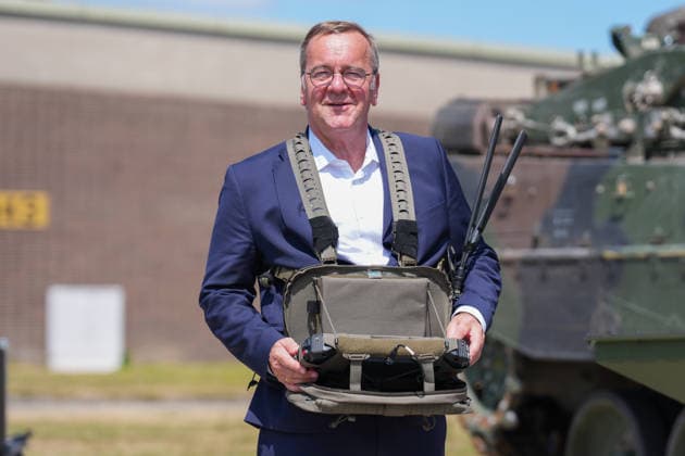 21.07.2026, xydrx, Besuch des Bundesminister der Verteidigung beim Versorgungsbataillon 7 der Bundeswehr, Glückauf-Kaserne Unna: Boris Pistorius (Bundesministerium der Verteidigung) steuert eine Land Drohne *** July 21, 2026, xydrx, Visit by the Federal Minister of Defense to the Bundeswehr’s 7th Supply Battalion, Glückauf Barracks, Unna; Boris Pistorius, Federal Ministry of Defense, operates a land drone Copyright: HMBxMedia YannisxDreimann