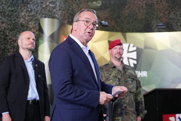 21.07.2026, xydrx, Besuch des Bundesminister der Verteidigung beim Versorgungsbataillon 7 der Bundeswehr, Glückauf-Kaserne Unna: Boris Pistorius (Bundesministerium der Verteidigung) *** July 21, 2026, xydrx, Visit by the Federal Minister of Defense to Supply Battalion 7 of the Bundeswehr, Glückauf Barracks, Unna Boris Pistorius Federal Ministry of Defense Copyright: HMBxMedia YannisxDreimann