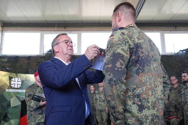 21.07.2026, xydrx, Besuch des Bundesminister der Verteidigung beim Versorgungsbataillon 7 der Bundeswehr, Glückauf-Kaserne Unna: Boris Pistorius (Bundesministerium der Verteidigung) ehrt einen Soldaten mit dem Ehrenkreuz der Bundeswehr in Silber *** July 21, 2026, xydrx, Visit by the Federal Minister of Defense to Supply Battalion 7 of the Bundeswehr, Glückauf Barracks, Unna; Boris Pistorius of the Federal Ministry of Defense awards a soldier the Bundeswehr Cross of Honor in Silver Copyright: HMBxMedia YannisxDreimann