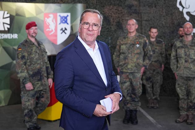 21.07.2026, xydrx, Besuch des Bundesminister der Verteidigung beim Versorgungsbataillon 7 der Bundeswehr, Glückauf-Kaserne Unna: Boris Pistorius (Bundesministerium der Verteidigung) *** July 21, 2026, xydrx, Visit by the Federal Minister of Defense to Supply Battalion 7 of the Bundeswehr, Glückauf Barracks, Unna Boris Pistorius Federal Ministry of Defense Copyright: HMBxMedia YannisxDreimann