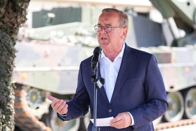 21.07.2026, xydrx, Besuch des Bundesminister der Verteidigung beim Versorgungsbataillon 7 der Bundeswehr, Glückauf-Kaserne Unna: Boris Pistorius (Bundesministerium der Verteidigung) gestikulierend *** July 21, 2026, xydrx, Visit by the Federal Minister of Defense to Supply Battalion 7 of the Bundeswehr, Glückauf Barracks, Unna; Boris Pistorius, Federal Ministry of Defense, gesturing Copyright: HMBxMedia YannisxDreimann