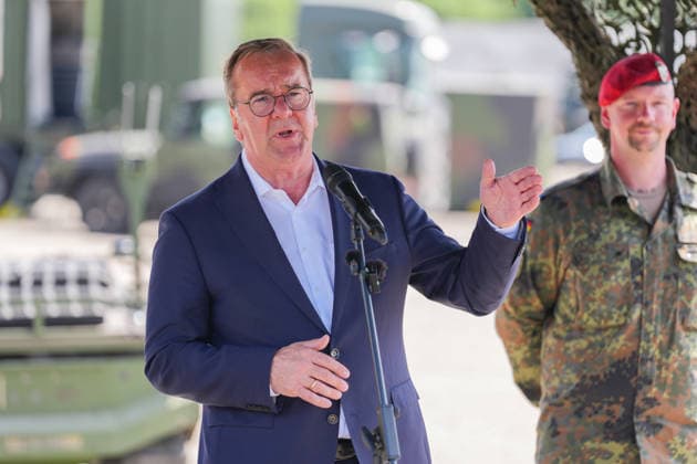 21.07.2026, xydrx, Besuch des Bundesminister der Verteidigung beim Versorgungsbataillon 7 der Bundeswehr, Glückauf-Kaserne Unna: Boris Pistorius (Bundesministerium der Verteidigung) gestikulierend *** July 21, 2026, xydrx, Visit by the Federal Minister of Defense to Supply Battalion 7 of the Bundeswehr, Glückauf Barracks, Unna; Boris Pistorius, Federal Ministry of Defense, gesturing Copyright: HMBxMedia YannisxDreimann