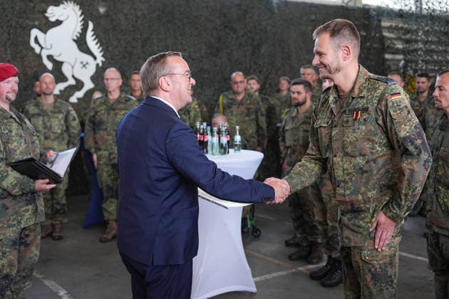 21.07.2026, xydrx, Besuch des Bundesminister der Verteidigung beim Versorgungsbataillon 7 der Bundeswehr, Glückauf-Kaserne Unna: Boris Pistorius (Bundesministerium der Verteidigung) ehrt einen Soldaten mit dem Ehrenkreuz der Bundeswehr in Silber *** July 21, 2026, xydrx, Visit by the Federal Minister of Defense to Supply Battalion 7 of the Bundeswehr, Glückauf Barracks, Unna Boris Pistorius, Federal Ministry of Defense, awards a soldier the Bundeswehr Cross of Honor in Silver Copyright: HMBxMedia YannisxDreimann