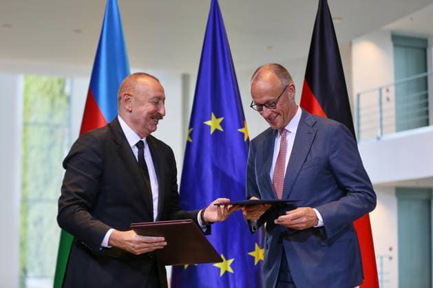 Berlin, Deutschland, 21.07.2026: Bundeskanzleramt: Empfang des Präsidenten Aserbaidschans: Präsident von Aserbaidschan Ilham Alijew und Bundeskanzler Friedrich Merz (CDU) nach dem Unterzeichnen einer gemeinsamen Erklärung zur bilateralen Zusammenarbeit *** Berlin, Germany, July 21, 2026; Federal Chancellery: Reception for the President of Azerbaijan, Ilham Aliyev, and Federal Chancellor Friedrich Merz (CDU), following the signing of a joint declaration on bilateral cooperation Copyright: xdtsxNachrichtenagenturx dts_128196