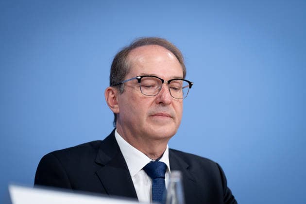 Bundesinnenminister, Alexander Dobrindt Bundeslagebild Sexualdelikte zum Nachteil von Kindern und Jugendlichen 2025 , Berlin, Bundespressekonferenz, Bundesinnenminister, Alexander Dobrindt Berlin Berlin GER *** Federal Minister of the Interior, Alexander Dobrindt; Federal Report on Sexual Offenses Against Children and Adolescents 2025; Berlin; Federal Press Conference; Federal Minister of the Interior, Alexander Dobrindt; Berlin; Berlin; GER