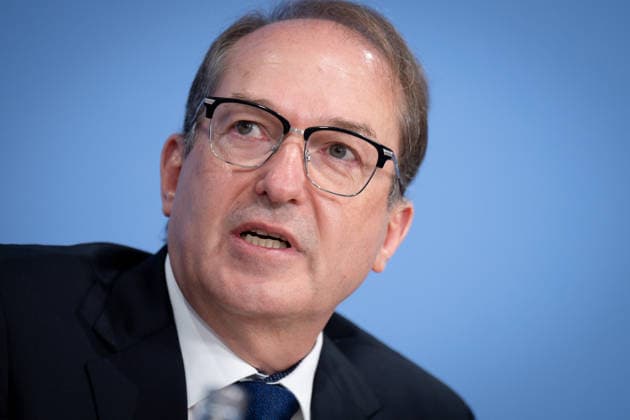 Bundesinnenminister, Alexander Dobrindt Bundeslagebild Sexualdelikte zum Nachteil von Kindern und Jugendlichen 2025 , Berlin, Bundespressekonferenz, Bundesinnenminister, Alexander Dobrindt Berlin Berlin GER *** Federal Minister of the Interior, Alexander Dobrindt; Federal Report on Sexual Offenses Against Children and Adolescents 2025; Berlin; Federal Press Conference; Federal Minister of the Interior, Alexander Dobrindt; Berlin; Berlin; GER