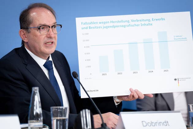 Bundesinnenminister, Alexander Dobrindt Bundeslagebild Sexualdelikte zum Nachteil von Kindern und Jugendlichen 2025 , Berlin, Bundespressekonferenz, Bundesinnenminister, Alexander Dobrindt Berlin Berlin GER *** Federal Minister of the Interior, Alexander Dobrindt; Federal Report on Sexual Offenses Against Children and Adolescents 2025; Berlin; Federal Press Conference; Federal Minister of the Interior, Alexander Dobrindt; Berlin; Berlin; GER