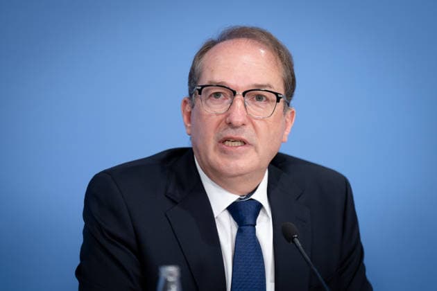 Bundesinnenminister, Alexander Dobrindt Bundeslagebild Sexualdelikte zum Nachteil von Kindern und Jugendlichen 2025 , Berlin, Bundespressekonferenz, Bundesinnenminister, Alexander Dobrindt Berlin Berlin GER *** Federal Minister of the Interior, Alexander Dobrindt; Federal Report on Sexual Offenses Against Children and Adolescents, 2025; Berlin; Federal Press Conference; Federal Minister of the Interior, Alexander Dobrindt; Berlin; Berlin, GER