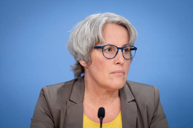 Kerstin Claus, Unabhängige Bundesbeauftragte Bundeslagebild Sexualdelikte zum Nachteil von Kindern und Jugendlichen 2025 , Berlin, Bundespressekonferenz, Kerstin Claus, Unabhängige Bundesbeauftragte gegen sexuellen Missbrauch von Kindern und Jugendlichen Berlin Berlin GER *** Kerstin Claus, Independent Federal Commissioner, Federal Report on Sexual Offenses Against Children and Adolescents 2025, Berlin, Federal Press Conference, Kerstin Claus, Independent Federal Commissioner Against Sexual Abuse of Children and Adolescents, Berlin, Berlin, GER