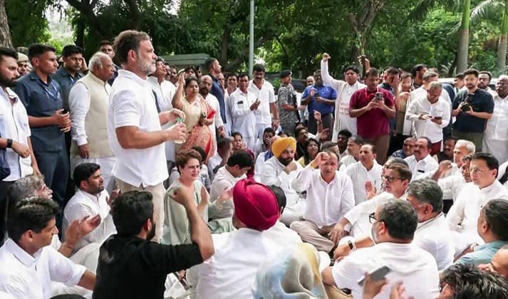 RECORD DATE NOT STATED Congress protests at Lok Kalyan Marg, demanding the resignations of PM Modi and Dharmendra Pradhan New Delhi, Jul 21 (ANI): Lok Sabha LoP Rahul Gandhi, with Congress leaders Priyanka Gandhi Vadra, KC Venugopal, and others, holds a protest at Lok Kalyan Marg, demanding the resignations of Prime Minister Narendra Modi and Education Minister Dharmendra Pradhan, in New Delhi on Tuesday. (ANI Video Grab) NEW DELHI Delhi India Copyright: xANIx ANI_20260721287