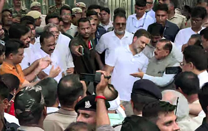 RECORD DATE NOT STATED Congress protests at LKM, demanding the resignations of PM Modi and Dharmendra Pradhan New Delhi, Jul 21 (ANI): MoS Jitendra Singh speaks to Lok Sabha LoP Rahul Gandhi at Lok Kalyan Marg over Congress s ongoing protest demanding the resignations of Prime Minister Narendra Modi and Education Minister Dharmendra Pradhan, in New Delhi on Tuesday. (ANI Video Grab) NEW DELHI Delhi India Copyright: xANIx ANI_20260721382