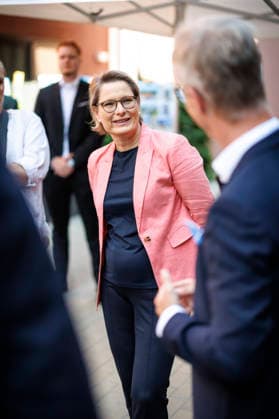 Stefanie Hubig (SPD), Bundesministerin fuer Justiz und Verbraucherschutz, besucht ein Haus des Gebaeudetyp E . Oppenheim 21.07.2026. Fotografiert im Auftrag des Bundesjustizministeriums Oppenheim Deutschland *** Stefanie Hubig (SPD), Federal Minister of Justice and Consumer Protection, visits a building of Type E in Oppenheim on July 21, 2026. Photographed on behalf of the Federal Ministry of Justice, Oppenheim, Germany Copyright: xThomasxImo BMJx