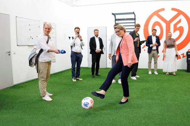 Stefanie Hubig (SPD), Bundesministerin fuer Justiz und Verbraucherschutz, besucht besucht den FC Mainz 05 21.07.2026. Fotografiert im Auftrag des Bundesjustizministeriums Mainz Deutschland *** Stefanie Hubig (SPD), Federal Minister of Justice and Consumer Protection, visits FC Mainz 05 on July 21, 2026. Photographed on behalf of the Federal Ministry of Justice, Mainz, Germany Copyright: xThomasxImo BMJx