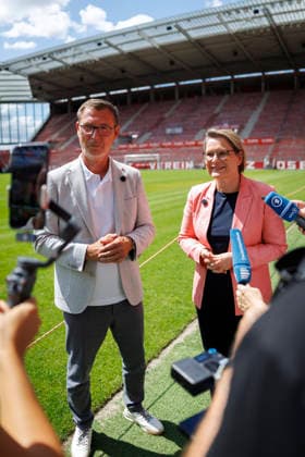 Stefanie Hubig (SPD), Bundesministerin fuer Justiz und Verbraucherschutz, besucht besucht den FC Mainz 05. hier mit Stefan Hofmann Vereins- und Vorstandsvorsitzender vom 1. FSV MAINZ 05 E.V.. 21.07.2026. Fotografiert im Auftrag des Bundesjustizministeriums Mainz Deutschland *** Stefanie Hubig (SPD), Federal Minister of Justice and Consumer Protection, visits FC Mainz 05 here with Stefan Hofmann, club president and chairman of the board of 1 FSV MAINZ 05 e.V., on July 21, 2026. Photographed on behalf of the Federal Ministry of Justice, Mainz, Germany. Copyright: xThomasxImo BMJx