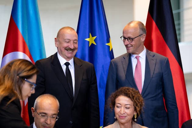 Präsident, Aserbaidschan, Ilham Alijew, Friedrich Merz, Bundeskanzler Berlin, Bundeskanzleramt, Vertragsunterzeichnung, Präsident, Aserbaidschan, Ilham Alijew, Friedrich Merz, Bundeskanzler Berlin Berlin GER *** President of Azerbaijan, Ilham Aliyev, Friedrich Merz, Federal Chancellor, Berlin, Federal Chancellery, signing of the agreement, President of Azerbaijan, Ilham Aliyev, Friedrich Merz, Federal Chancellor, Berlin, Berlin, GER