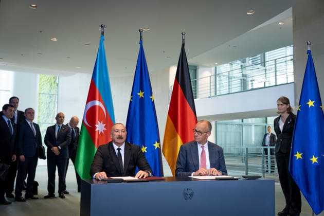 Präsident, Aserbaidschan, Ilham Alijew, Friedrich Merz, Bundeskanzler Berlin, Bundeskanzleramt, Vertragsunterzeichnung, Präsident, Aserbaidschan, Ilham Alijew, Friedrich Merz, Bundeskanzler Berlin Berlin GER *** President of Azerbaijan, Ilham Aliyev, Friedrich Merz, Federal Chancellor, Berlin, Federal Chancellery, signing of the agreement, President of Azerbaijan, Ilham Aliyev, Friedrich Merz, Federal Chancellor, Berlin, Berlin, GER