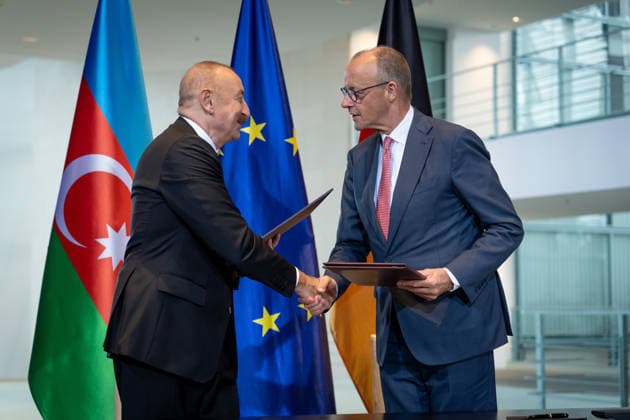 Präsident, Aserbaidschan, Ilham Alijew, Friedrich Merz, Bundeskanzler Berlin, Bundeskanzleramt, Vertragsunterzeichnung, Präsident, Aserbaidschan, Ilham Alijew, Friedrich Merz, Bundeskanzler Berlin Berlin GER *** President of Azerbaijan, Ilham Aliyev, Friedrich Merz, Federal Chancellor, Berlin, Federal Chancellery, signing of the agreement, President of Azerbaijan, Ilham Aliyev, Friedrich Merz, Federal Chancellor, Berlin, Berlin, GER