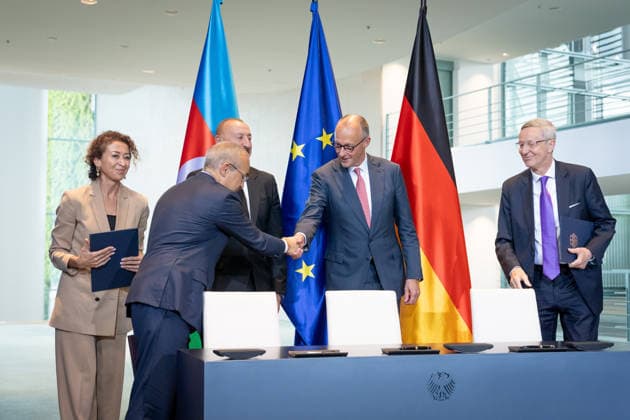 Präsident, Aserbaidschan, Ilham Alijew, Friedrich Merz, Bundeskanzler Berlin, Bundeskanzleramt, Vertragsunterzeichnung, Präsident, Aserbaidschan, Ilham Alijew, Friedrich Merz, Bundeskanzler Berlin Berlin GER *** President of Azerbaijan, Ilham Aliyev, Friedrich Merz, Federal Chancellor, Berlin, Federal Chancellery, signing of the agreement, President of Azerbaijan, Ilham Aliyev, Friedrich Merz, Federal Chancellor, Berlin, Berlin, GER