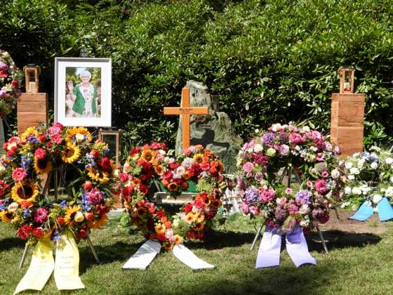 CNTV OHLSDORF- Blumen und Trauer Kraenze liegen vor einem Holzkreuz und dem Bild der versorbenen auf der Grabstelle Grab von Ilka Seeler die Ehefrau vom verstorbenen Fußballer Uwe Seeler wurde heute neben ihrem Mann beerdigt 21.07.2026 Hamburg - Ohlsdorf Hamburg Deutschland *** CNTV OHLSDORF Flowers and funeral wreaths lie in front of a wooden cross and a portrait of the deceased at the gravesite. The grave of Ilka Seeler, wife of the late soccer player Uwe Seeler, was laid to rest today next to her husband. July 21, 2026, Hamburg-Ohlsdorf, Hamburg Germany