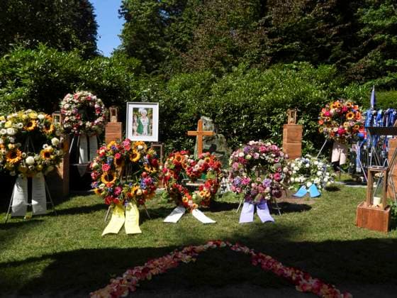 CNTV OHLSDORF- Blumen und Trauer Kraenze liegen vor einem Holzkreuz und dem Bild der versorbenen auf der Grabstelle Grab von Ilka Seeler die Ehefrau vom verstorbenen Fußballer Uwe Seeler wurde heute neben ihrem Mann beerdigt 21.07.2026 Hamburg - Ohlsdorf Hamburg Deutschland *** CNTV OHLSDORF Flowers and funeral wreaths lie in front of a wooden cross and a portrait of the deceased at the gravesite. The grave of Ilka Seeler, wife of the late soccer player Uwe Seeler, was laid to rest today next to her husband. July 21, 2026, Hamburg-Ohlsdorf, Hamburg Germany