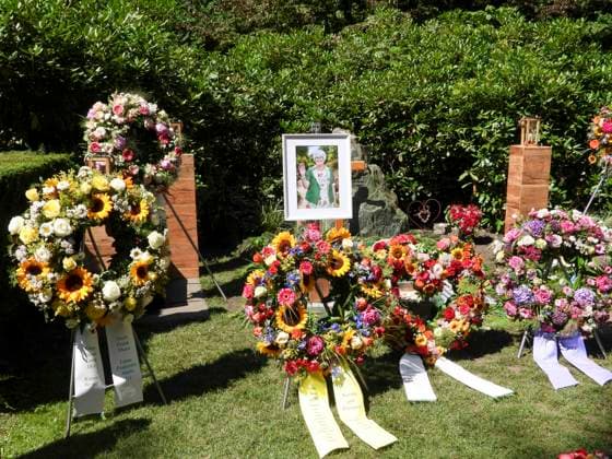 CNTV OHLSDORF- Blumen und Trauer Kraenze liegen vor einem Holzkreuz und dem Bild der versorbenen auf der Grabstelle Grab von Ilka Seeler die Ehefrau vom verstorbenen Fußballer Uwe Seeler wurde heute neben ihrem Mann beerdigt 21.07.2026 Hamburg - Ohlsdorf Hamburg Deutschland *** CNTV OHLSDORF Flowers and funeral wreaths lie in front of a wooden cross and a portrait of the deceased at the gravesite. The grave of Ilka Seeler, wife of the late soccer player Uwe Seeler, was laid to rest today next to her husband. July 21, 2026, Hamburg-Ohlsdorf, Hamburg Germany