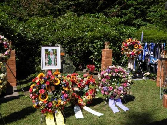 CNTV OHLSDORF- Blumen und Trauer Kraenze liegen vor einem Holzkreuz und dem Bild der versorbenen auf der Grabstelle Grab von Ilka Seeler die Ehefrau vom verstorbenen Fußballer Uwe Seeler wurde heute neben ihrem Mann beerdigt 21.07.2026 Hamburg - Ohlsdorf Hamburg Deutschland *** CNTV OHLSDORF Flowers and funeral wreaths lie in front of a wooden cross and a portrait of the deceased at the gravesite. The grave of Ilka Seeler, wife of the late soccer player Uwe Seeler, was laid to rest today next to her husband. July 21, 2026, Hamburg-Ohlsdorf, Hamburg Germany