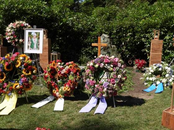 CNTV OHLSDORF- Blumen und Trauer Kraenze liegen vor einem Holzkreuz und dem Bild der versorbenen auf der Grabstelle Grab von Ilka Seeler die Ehefrau vom verstorbenen Fußballer Uwe Seeler wurde heute neben ihrem Mann beerdigt 21.07.2026 Hamburg - Ohlsdorf Hamburg Deutschland *** CNTV OHLSDORF Flowers and funeral wreaths lie in front of a wooden cross and a portrait of the deceased at the gravesite. The grave of Ilka Seeler, wife of the late soccer player Uwe Seeler, was laid to rest today next to her husband. July 21, 2026, Hamburg-Ohlsdorf, Hamburg Germany