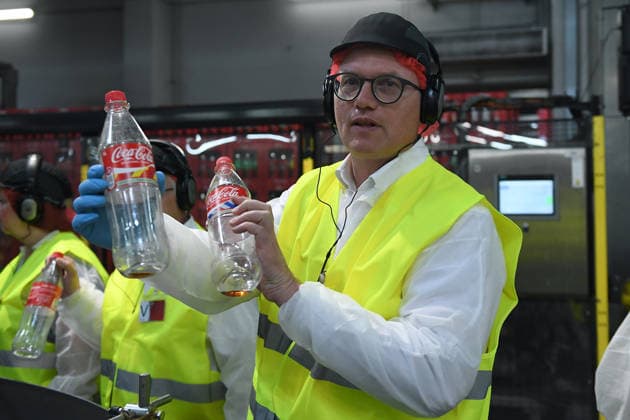Jochen Ott auf NRW, jetzt erst gerecht! - Tour am 21.07.2026 im Coca-Cola Werk in Mönchengladbach Jochen Ott, Spitzenkandidat der NRWSPD, besichtigt am 21.07.2026 das Coca-Cola Werk in Mönchengladbach. *** Jochen Ott on the NRW, Now Is the Time for Justice Tour on July 21, 2026, at the Coca-Cola plant in Mönchengladbach. Jochen Ott, the lead candidate for the NRW SPD, will tour the Coca-Cola plant in Mönchengladbach on July 21, 2026. xRx