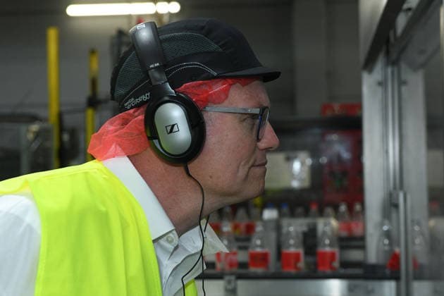 Jochen Ott auf NRW, jetzt erst gerecht! - Tour am 21.07.2026 im Coca-Cola Werk in Mönchengladbach Jochen Ott, Spitzenkandidat der NRWSPD, besichtigt am 21.07.2026 das Coca-Cola Werk in Mönchengladbach. *** Jochen Ott on the NRW, Now Is the Time for Justice Tour on July 21, 2026, at the Coca-Cola plant in Mönchengladbach. Jochen Ott, the lead candidate for the NRW SPD, will tour the Coca-Cola plant in Mönchengladbach on July 21, 2026. xRx