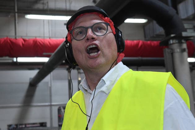Jochen Ott auf NRW, jetzt erst gerecht! - Tour am 21.07.2026 im Coca-Cola Werk in Mönchengladbach Jochen Ott, Spitzenkandidat der NRWSPD, besichtigt am 21.07.2026 das Coca-Cola Werk in Mönchengladbach. *** Jochen Ott on the NRW, Now Is the Time for Justice Tour on July 21, 2026, at the Coca-Cola plant in Mönchengladbach. Jochen Ott, the lead candidate for the NRW SPD, will tour the Coca-Cola plant in Mönchengladbach on July 21, 2026. xRx