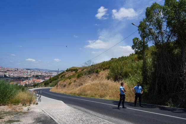 Wildfire Near Lisbon Police officers help during a wildfire near Lisbon, Portugal, on July 21, 2026, as emergency crews work to contain the fire amid high temperatures and dry conditions. Lisbon Portugal  Copyright: xLuisxBozax originalFilename: boza-notitle260721_np98L.jpg