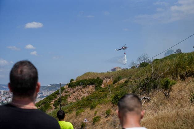 Wildfire Near Lisbon A firefighting helicopter drops water over a wildfire near Lisbon, Portugal, on July 21, 2026, as emergency crews work to contain the blaze amid high temperatures and dry conditions. Lisbon Portugal  Copyright: xLuisxBozax originalFilename: boza-notitle260721_npBWW.jpg