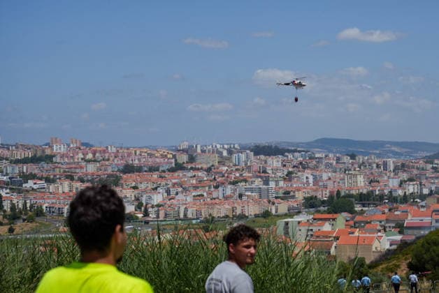 Wildfire Near Lisbon A firefighting helicopter drops water over a wildfire near Lisbon, Portugal, on July 21, 2026, as emergency crews work to contain the blaze amid high temperatures and dry conditions. Lisbon Portugal  Copyright: xLuisxBozax originalFilename: boza-notitle260721_npeB7.jpg