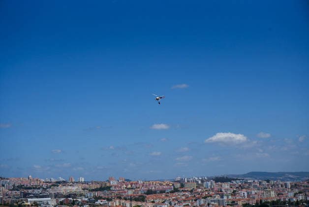 Wildfire Near Lisbon A firefighting helicopter drops water over a wildfire near Lisbon, Portugal, on July 21, 2026, as emergency crews work to contain the blaze amid high temperatures and dry conditions. Lisbon Portugal  Copyright: xLuisxBozax originalFilename: boza-notitle260721_npkrE.jpg