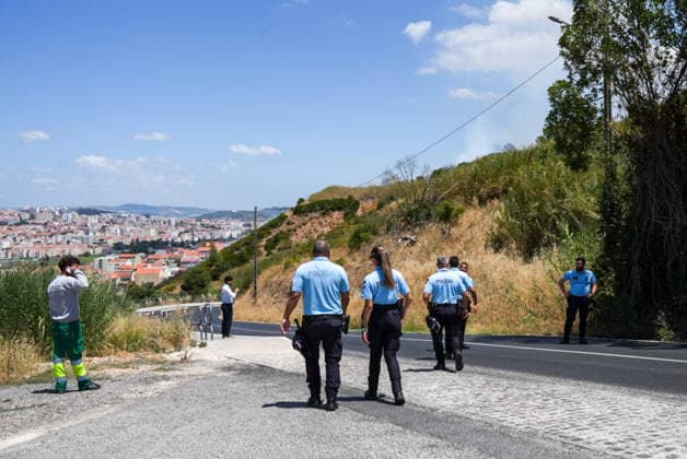 Wildfire Near Lisbon Police officers help during a wildfire near Lisbon, Portugal, on July 21, 2026, as emergency crews work to contain the fire amid high temperatures and dry conditions. Lisbon Portugal  Copyright: xLuisxBozax originalFilename: boza-notitle260721_npSei.jpg