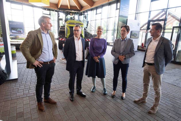 Silke GORISSEN, Gorißen, CDU, Ministerin fuer Landwirtschaft und Verbraucherschutz des Landes Nordrhein-Westfalen, besucht den Landmaschinenhersteller Claas im Rahmen der Tour ,,Starke Zukunft in NRW: KI in Landwirtschaft und Wald,,, Harsewinkel, 21.07.2026 *** Silke GORISSEN, Gorißen, CDU, Minister of Agriculture and Consumer Protection for the State of North Rhine-Westphalia, visits the agricultural machinery manufacturer Claas as part of the tour A Strong Future in North Rhine-Westphalia: AI in Agriculture and Forestry, Harsewinkel, July 21, 2026