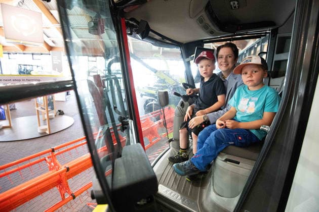 Silke GORISSEN, Gorißen, CDU, Ministerin fuer Landwirtschaft und Verbraucherschutz des Landes Nordrhein-Westfalen, besucht den Landmaschinenhersteller Claas im Rahmen der Tour ,,Starke Zukunft in NRW: KI in Landwirtschaft und Wald,,, Harsewinkel, 21.07.2026 *** Silke GORISSEN, Gorißen, CDU, Minister of Agriculture and Consumer Protection for the State of North Rhine-Westphalia, visits the agricultural machinery manufacturer Claas as part of the tour A Strong Future in North Rhine-Westphalia: AI in Agriculture and Forestry, Harsewinkel, July 21, 2026
