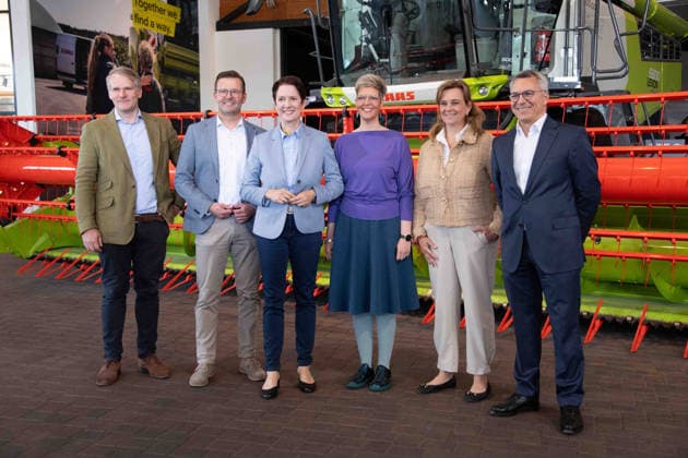 Silke GORISSEN, Gorißen, CDU, Ministerin fuer Landwirtschaft und Verbraucherschutz des Landes Nordrhein-Westfalen, besucht den Landmaschinenhersteller Claas im Rahmen der Tour ,,Starke Zukunft in NRW: KI in Landwirtschaft und Wald,,, Harsewinkel, 21.07.2026 *** Silke GORISSEN, Gorißen, CDU, Minister of Agriculture and Consumer Protection for the State of North Rhine-Westphalia, visits the agricultural machinery manufacturer Claas as part of the tour A Strong Future in North Rhine-Westphalia: AI in Agriculture and Forestry, Harsewinkel, July 21, 2026