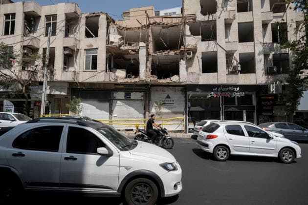Anti‘Trump Messaging Appears On Billboards In Tehran Vehicles and a motorcycle move past a building that was targeted and destroyed in a U.S. airstrike during the U.S.-Israeli military campaign in Tehran, Iran, on July 21, 2026, amid renewed conflicts between Iran and the United States in southern Iran. MORTEZA NIKOUBAZL NurPhoto Tehran Tehran Iran  Copyright: xMortezaxNikoubazlx originalFilename: nikoubazl-antitrum260721_npZTs.jpg
