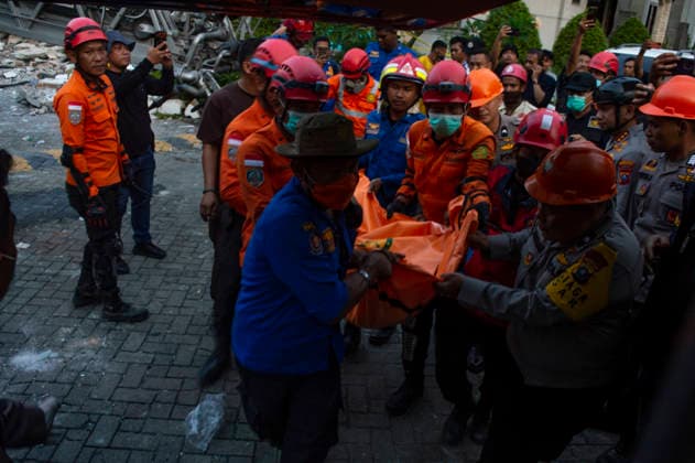 Police Investigate Fatal House Explosion - Medan Rescuers use an aerial ladder platform to reach the upper floor of a heavily damaged four-story house during a search and recovery operation following a fatal explosion in a luxury residential area of Medan, North Sumatra, on July 21, 2026. Joint search and rescue (SAR) teams, along with police, forensic laboratory units (Labfor), state electricity company PLN, and state gas company PGN, used heavy machinery and specialized equipment to clear debris and recover the third and final victim on Tuesday afternoon. Medan Police Chief, Sr. Comr. Jean Calvijn Simanjuntak, stated that authorities have completed their initial investigative protocol, while the investigation remains ongoing to determine  Copyright: xAdityaxSutanta ABACAx