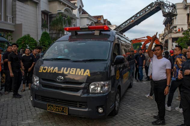 Police Investigate Fatal House Explosion - Medan A police ambulance transported a victim s body from the scene of a fatal house explosion in a luxury residential area of Medan, North Sumatra, on July 21, 2026. Joint search and rescue (SAR) teams, along with police, forensic laboratory units (Labfor), and representatives from the state electricity company PLN and the state gas company PGN, used heavy machinery to clear debris and recover the third and final victim on Tuesday afternoon. Medan Police Chief Senior Commissioner Jean Calvijn Simanjuntak stated that authorities have completed their initial investigative protocol, while the investigation into the cause of the explosion is still ongoing. Photo by Aditya Sutanta ABACAPRESS.COM Medan  Copyright: xAdityaxSutanta ABACAx