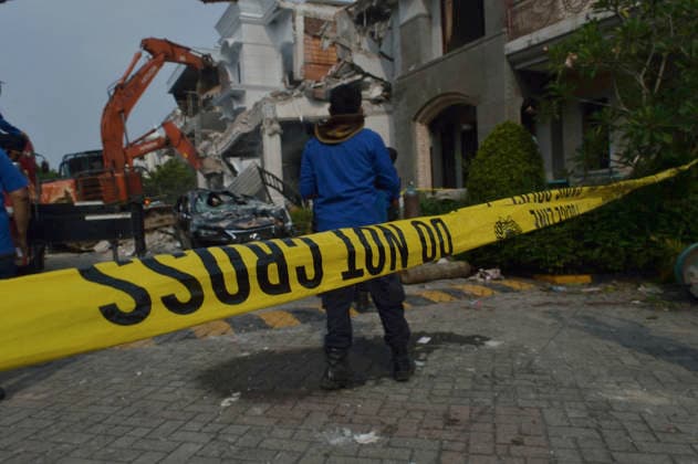 Police Investigate Fatal House Explosion - Medan A police Provost officer (right, in light blue beret) monitors the heavily damaged explosion site, where a hydraulic excavator and an aerial ladder platform continue to clear massive debris from a destroyed house in a luxury residential area of Medan, North Sumatra, on Tuesday, July 21, 2026. Joint search and rescue (SAR) teams, along with forensic laboratory units, PLN, and PGN, utilized the heavy machinery and specialized equipment to search and recover the third and final buried victim earlier that afternoon. Medan Police Chief, Sr. Comr. Jean Calvijn Simanjuntak, stated that authorities have completed their initial investigative protocol, while the investigation continues into the specifi  Copyright: xAdityaxSutanta ABACAx
